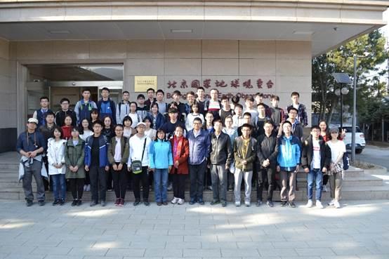 clip_image014.jpg 图片包含 人员, 建筑物, 群组, 道路 已生成极高可信度的说明