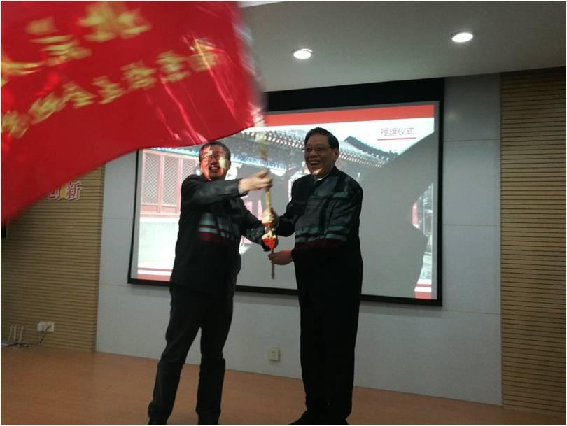 72886必赢欢迎光临南京校友会任彦申会长向杨群分会会长授予了南京地学分会会旗.jpg 72886必赢欢迎光临南京校友会任彦申会长向杨群分会会长授予了南京地学分会会旗.jpg