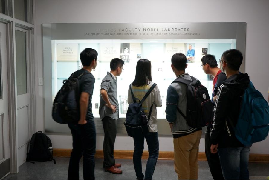 同学们进行校园参观.jpg 同学们进行校园参观.jpg