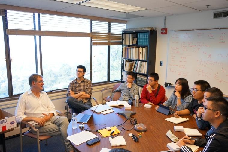 Stuart Bale教授与同学们进行交流,同学们全神贯注2.jpg Stuart Bale教授与同学们进行交流,同学们全神贯注2.jpg